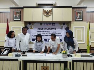 Benchmarking Fakultas Dharma Acarya dan Fakultas Ilmu Tarbiyah dan Keguruan (FITK) UIN Sunan Kalijaga Yogyakarta dalam Rangka Peningkatan Kualitas Pelaksanaan Tri Dharma Perguruan Tinggi